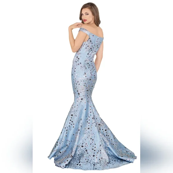 Sparkling off-the-shoulder seamed mermaid gown designed by Mac Duggal - Picture 3 of 14